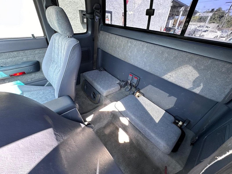 Toyota Tacoma Vehicle Full-screen Gallery Image 19