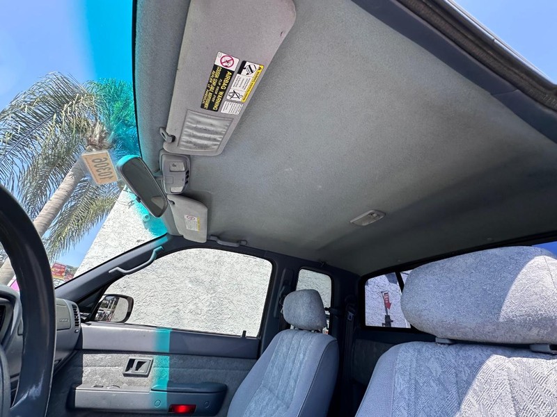 Toyota Tacoma Vehicle Full-screen Gallery Image 20