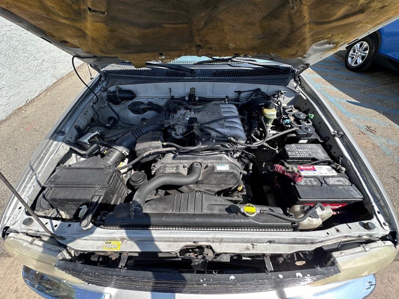 Toyota Tacoma Vehicle Full-screen Gallery Image 21