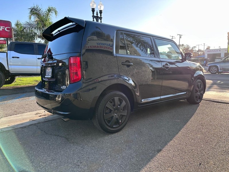 Scion xB Vehicle Full-screen Gallery Image 05