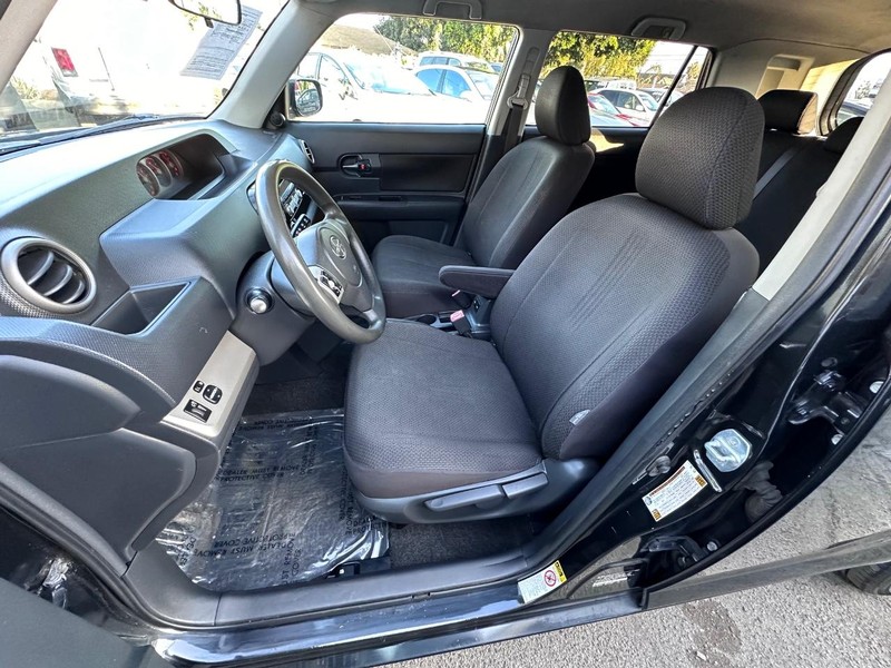 Scion xB Vehicle Full-screen Gallery Image 12