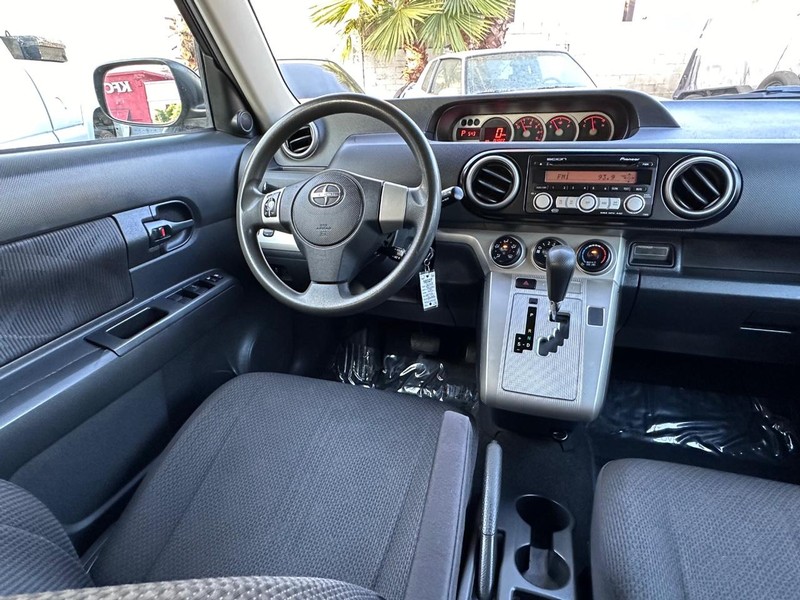 Scion xB Vehicle Full-screen Gallery Image 16