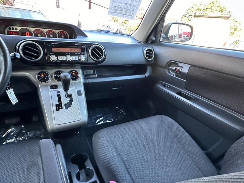 Scion xB Vehicle Full-screen Gallery Image 17