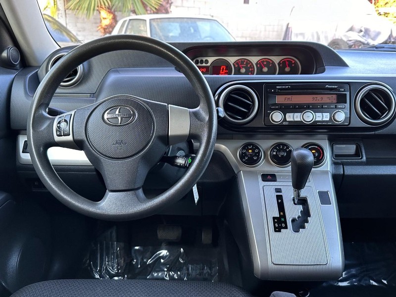 Scion xB Vehicle Full-screen Gallery Image 18