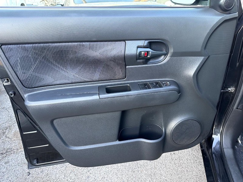 Scion xB Vehicle Full-screen Gallery Image 24