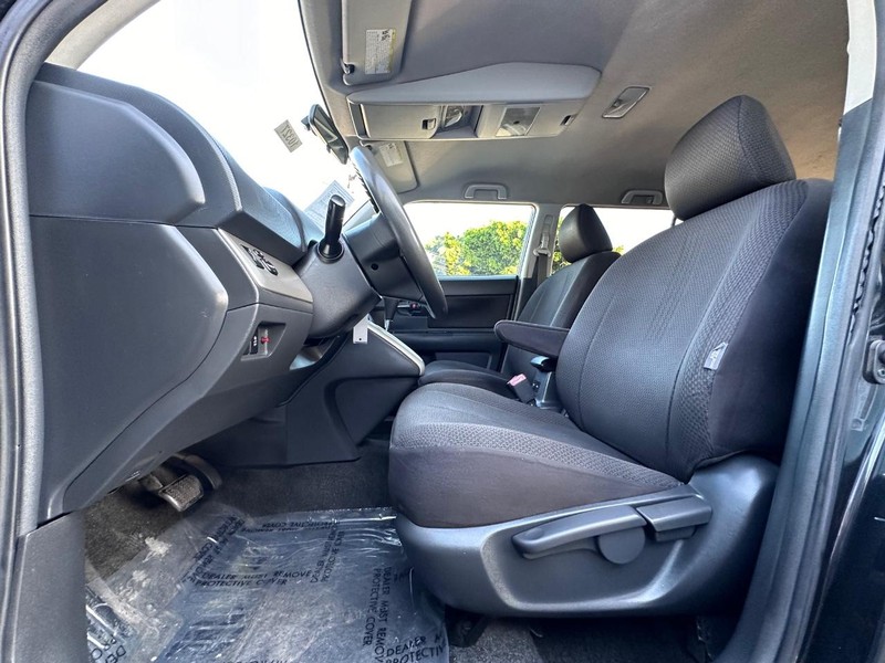 Scion xB Vehicle Full-screen Gallery Image 25