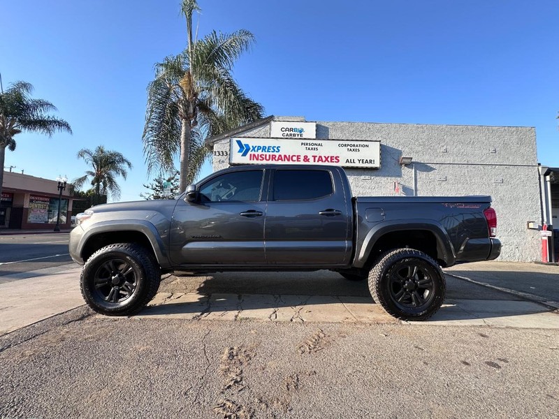 Toyota Tacoma Vehicle Full-screen Gallery Image 02