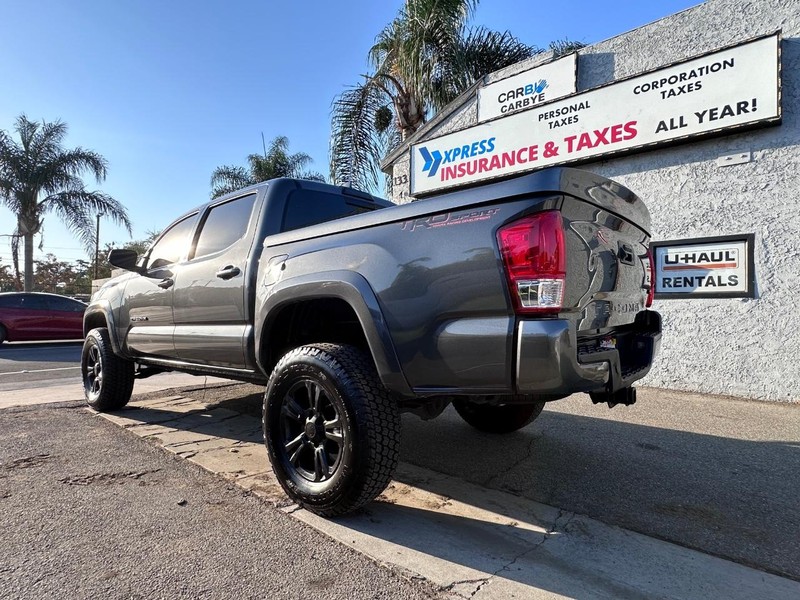 Toyota Tacoma Vehicle Full-screen Gallery Image 03