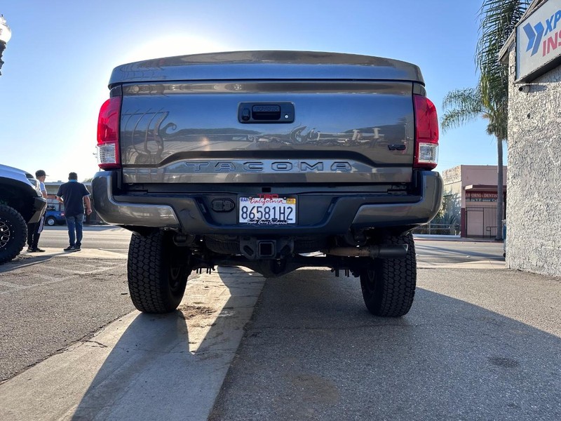 Toyota Tacoma Vehicle Full-screen Gallery Image 04