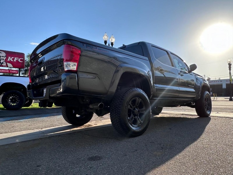 Toyota Tacoma Vehicle Full-screen Gallery Image 05