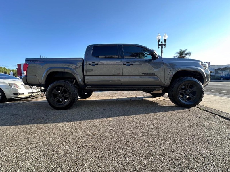 Toyota Tacoma Vehicle Full-screen Gallery Image 06