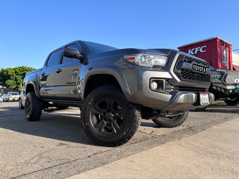 Toyota Tacoma Vehicle Full-screen Gallery Image 07