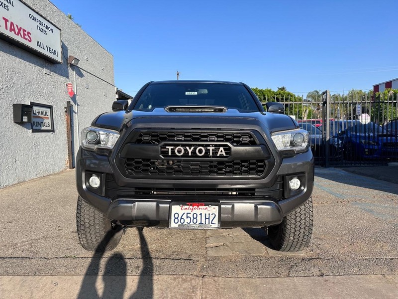 Toyota Tacoma Vehicle Full-screen Gallery Image 08