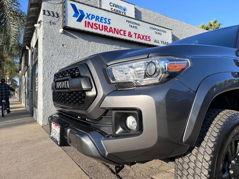 Toyota Tacoma Vehicle Full-screen Gallery Image 09