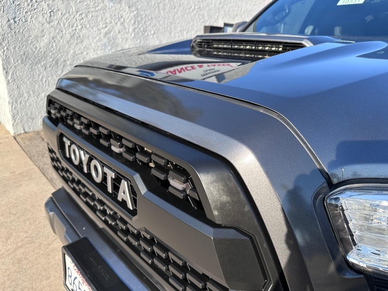 Toyota Tacoma Vehicle Full-screen Gallery Image 10