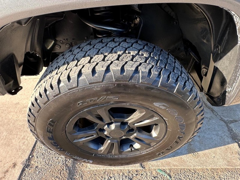 Toyota Tacoma Vehicle Full-screen Gallery Image 11