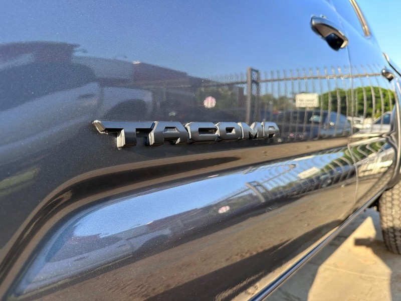 Toyota Tacoma Vehicle Full-screen Gallery Image 12