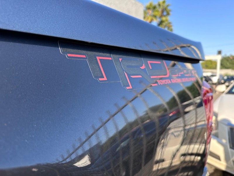 Toyota Tacoma Vehicle Full-screen Gallery Image 13