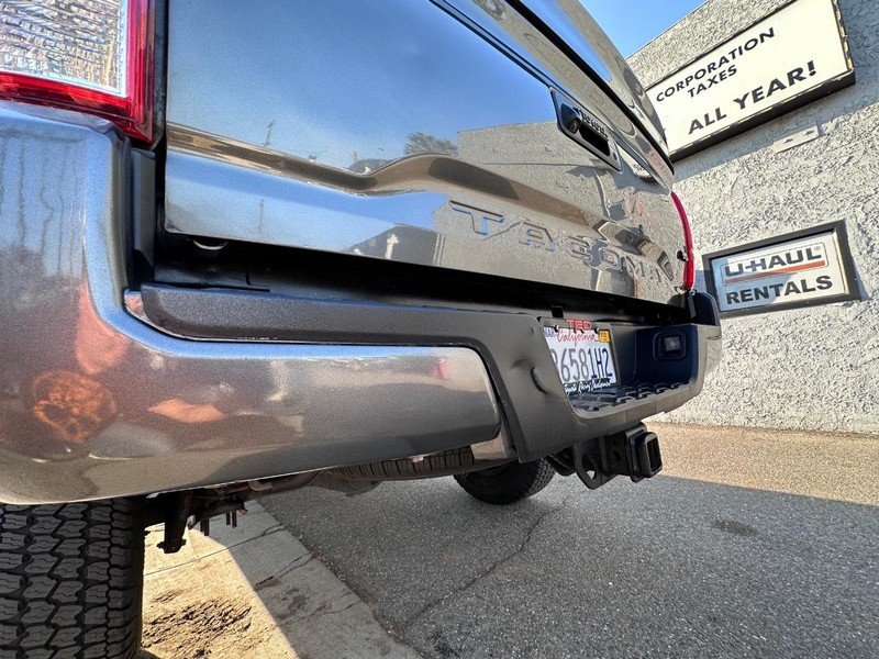 Toyota Tacoma Vehicle Full-screen Gallery Image 14