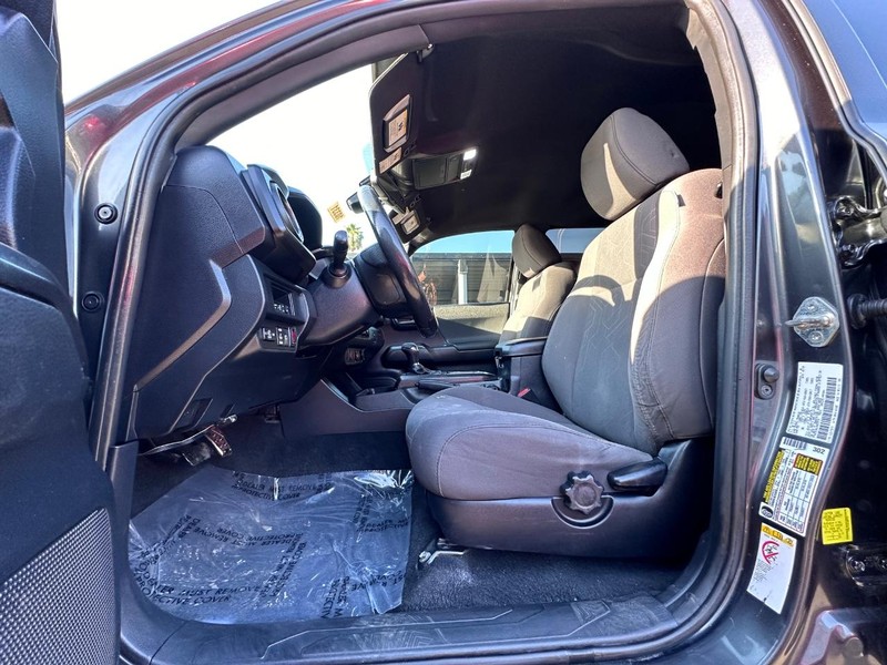 Toyota Tacoma Vehicle Full-screen Gallery Image 15