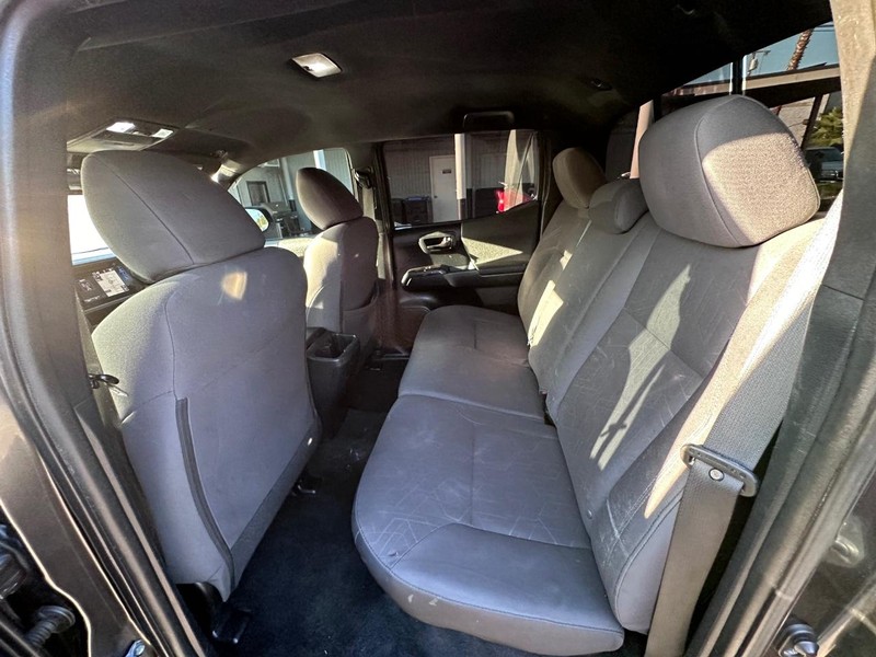 Toyota Tacoma Vehicle Full-screen Gallery Image 16