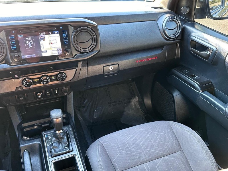 Toyota Tacoma Vehicle Full-screen Gallery Image 17