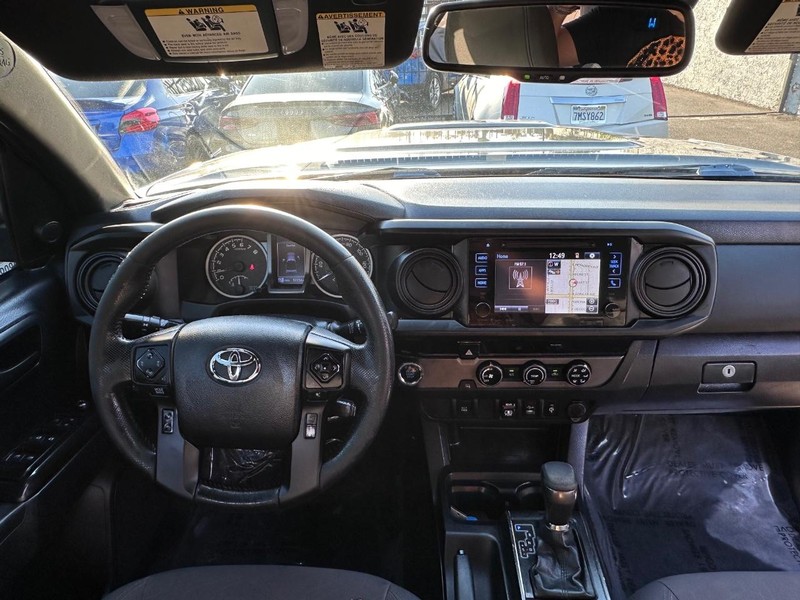 Toyota Tacoma Vehicle Full-screen Gallery Image 18