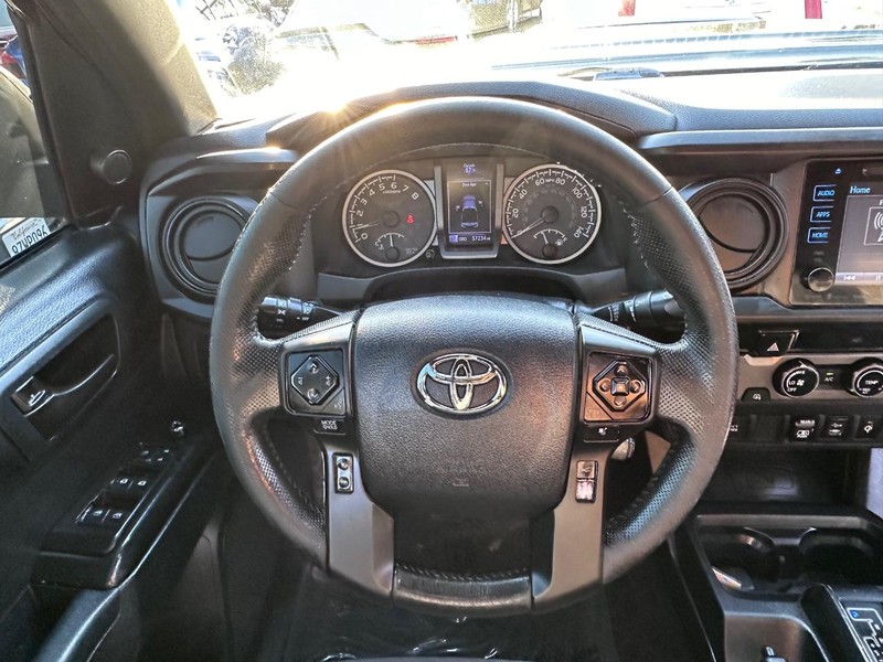 Toyota Tacoma Vehicle Full-screen Gallery Image 19