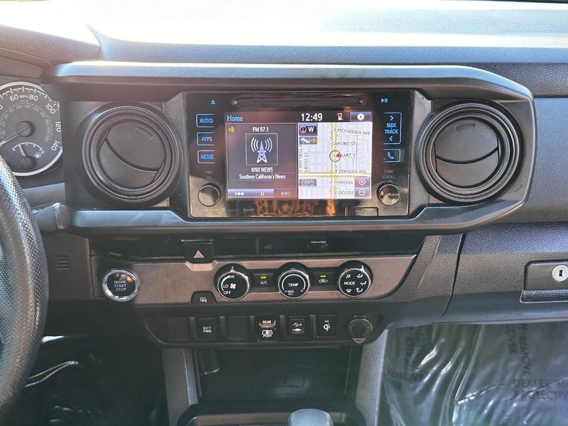 Toyota Tacoma Vehicle Full-screen Gallery Image 20