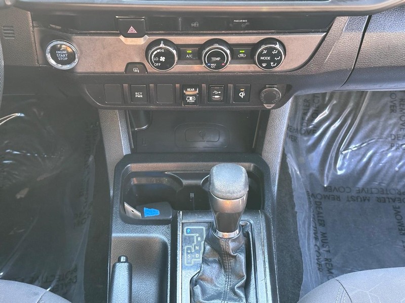 Toyota Tacoma Vehicle Full-screen Gallery Image 21