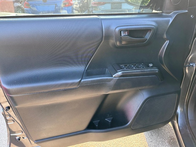 Toyota Tacoma Vehicle Full-screen Gallery Image 22