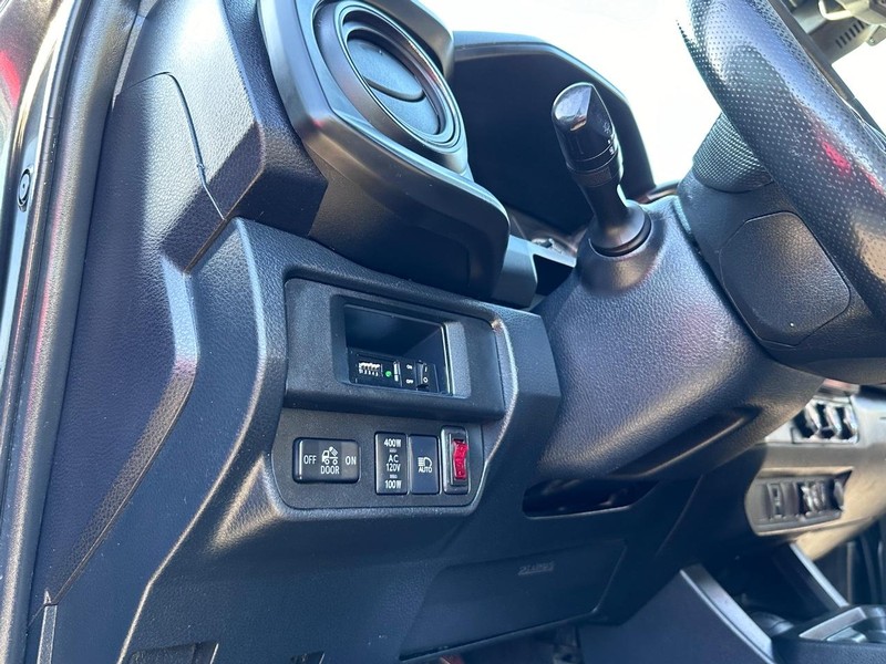 Toyota Tacoma Vehicle Full-screen Gallery Image 23