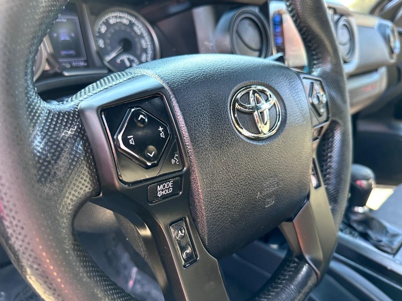 Toyota Tacoma Vehicle Full-screen Gallery Image 24