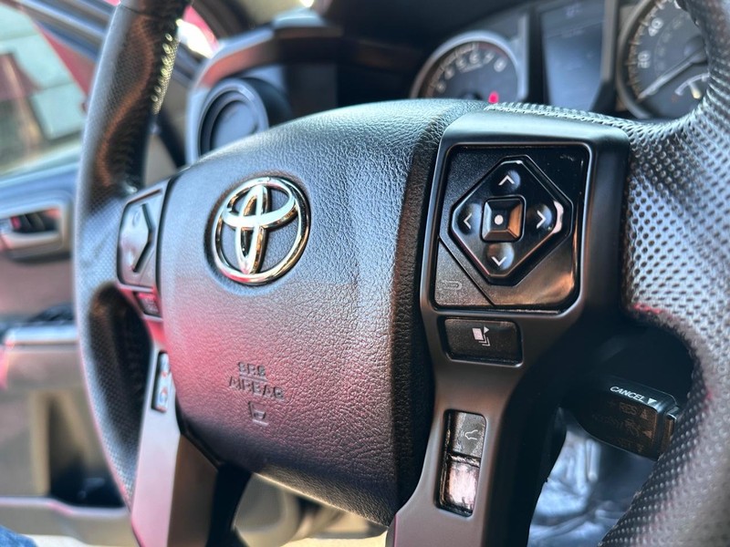 Toyota Tacoma Vehicle Full-screen Gallery Image 25