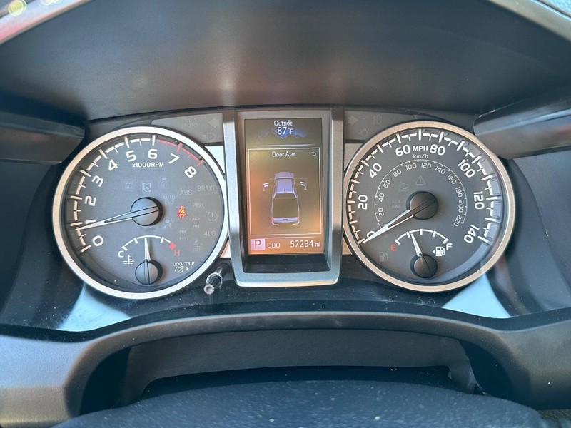 Toyota Tacoma Vehicle Full-screen Gallery Image 26