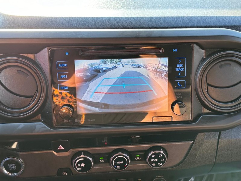 Toyota Tacoma Vehicle Full-screen Gallery Image 27