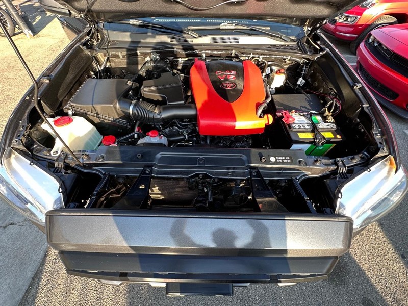 Toyota Tacoma Vehicle Full-screen Gallery Image 28