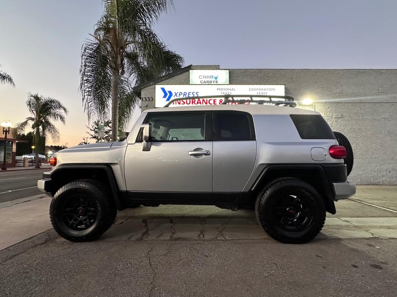 Toyota FJ Cruiser Vehicle Full-screen Gallery Image 02