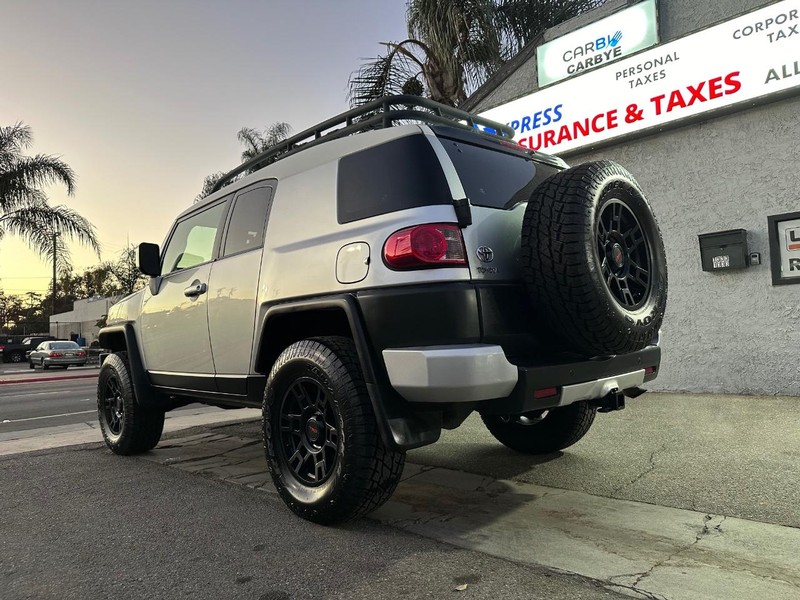 Toyota FJ Cruiser Vehicle Full-screen Gallery Image 03