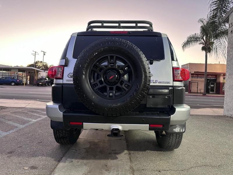 Toyota FJ Cruiser Vehicle Full-screen Gallery Image 04