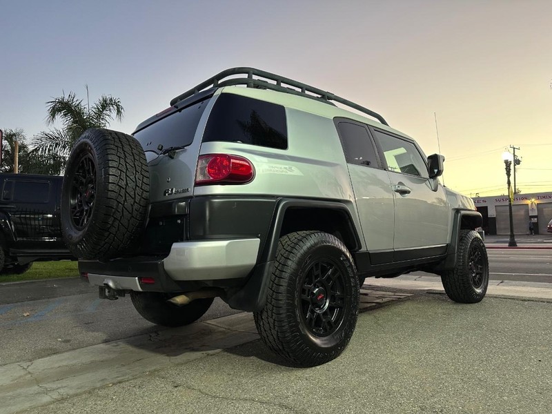 Toyota FJ Cruiser Vehicle Full-screen Gallery Image 05
