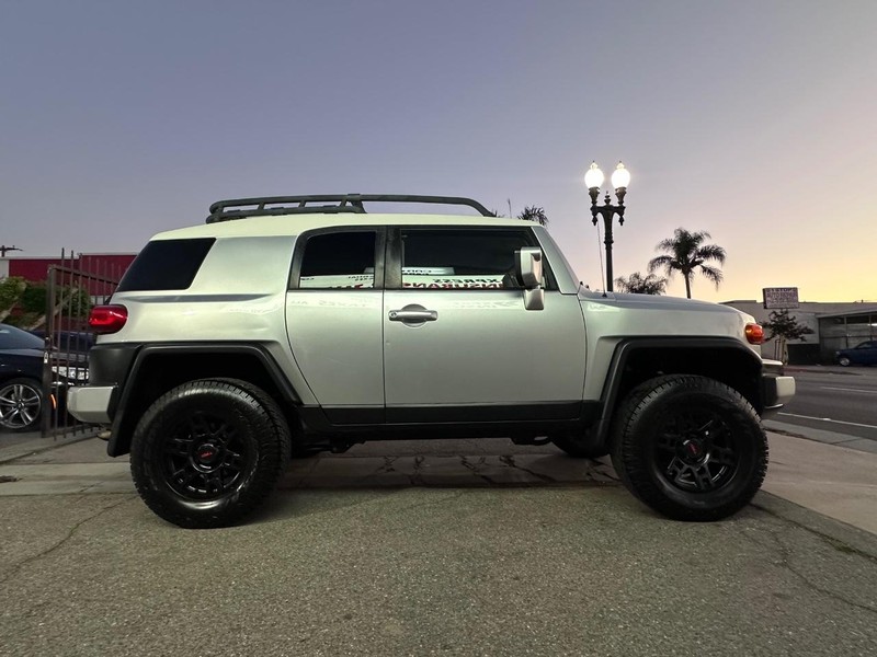 Toyota FJ Cruiser Vehicle Full-screen Gallery Image 06