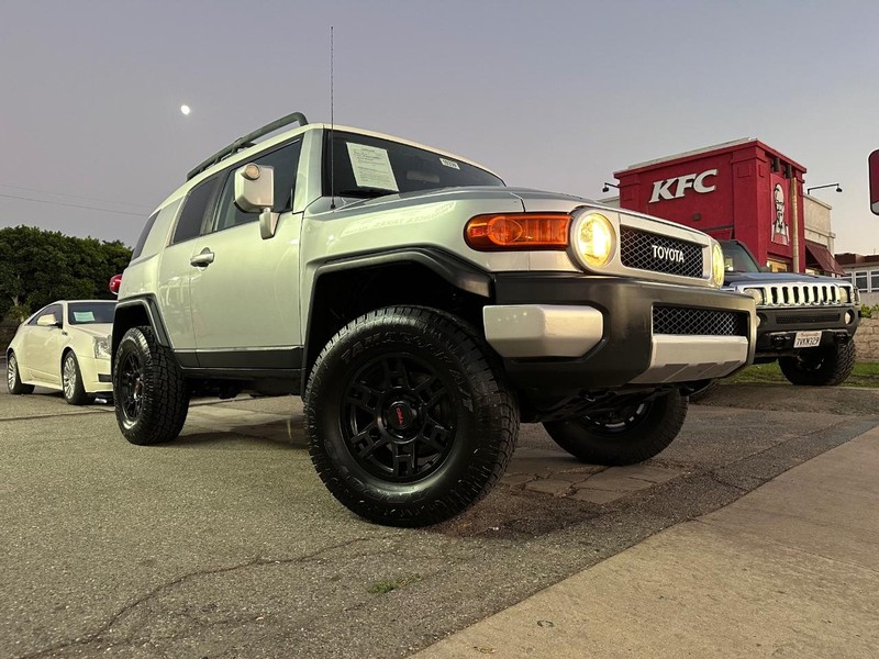 Toyota FJ Cruiser Vehicle Full-screen Gallery Image 07