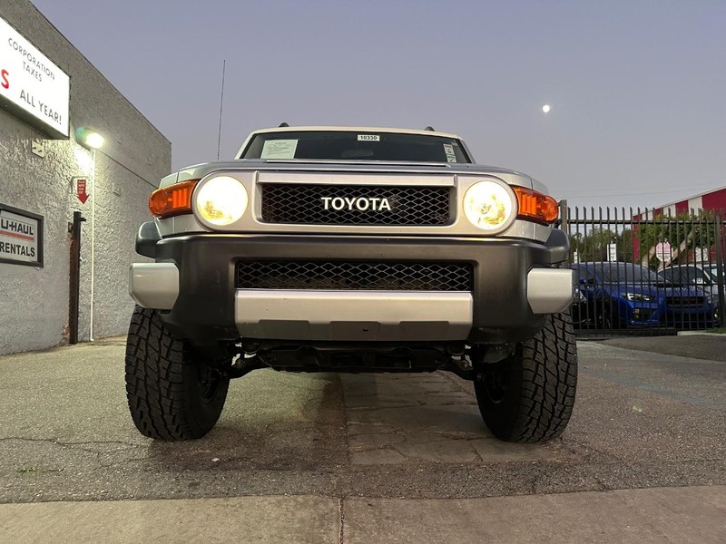 Toyota FJ Cruiser Vehicle Full-screen Gallery Image 08