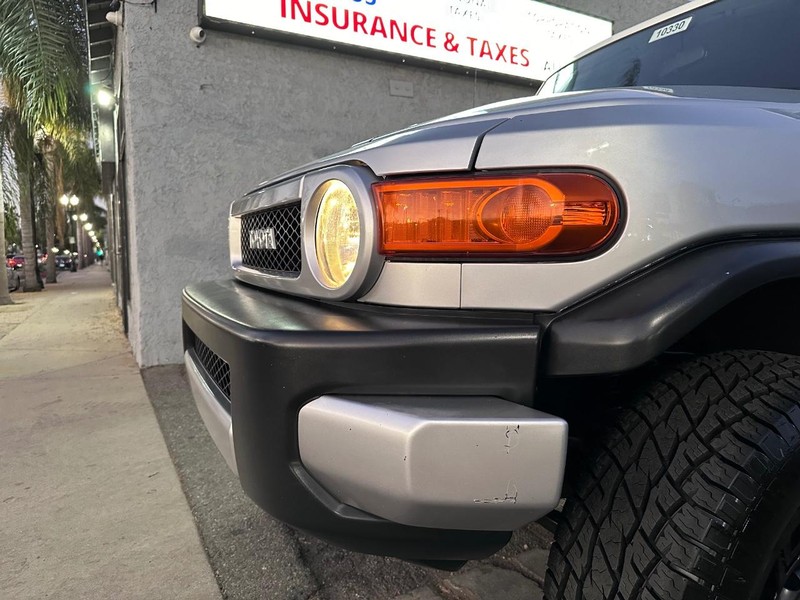 Toyota FJ Cruiser Vehicle Full-screen Gallery Image 09