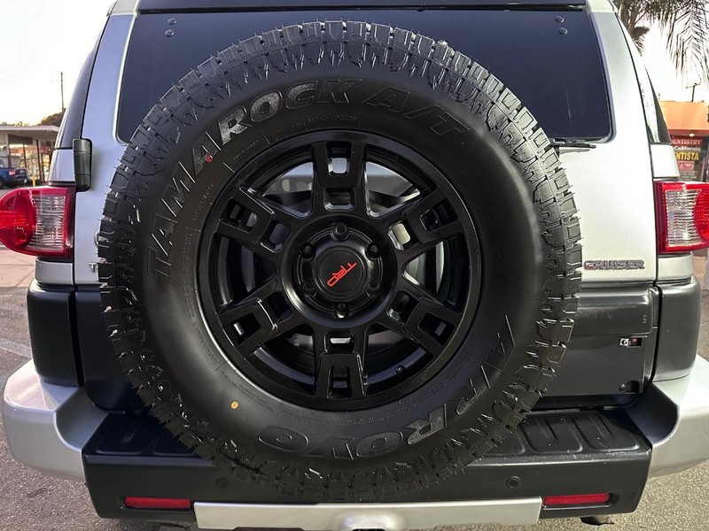 Toyota FJ Cruiser Vehicle Full-screen Gallery Image 15