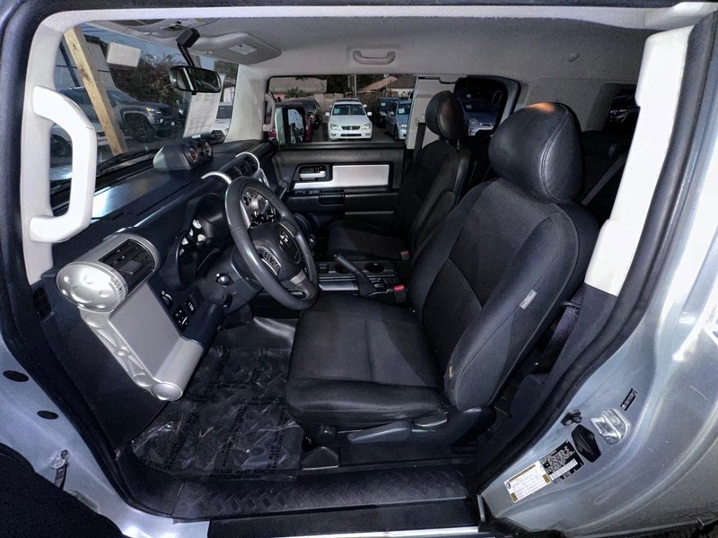 Toyota FJ Cruiser Vehicle Full-screen Gallery Image 16