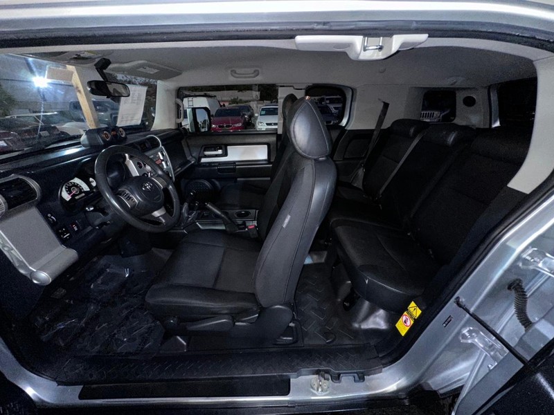 Toyota FJ Cruiser Vehicle Full-screen Gallery Image 17