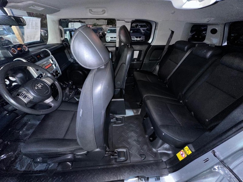 Toyota FJ Cruiser Vehicle Full-screen Gallery Image 18