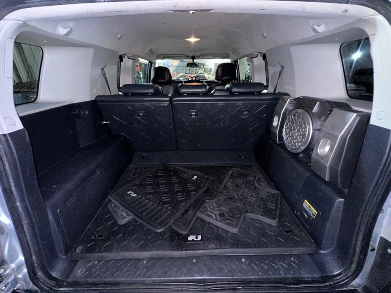 Toyota FJ Cruiser Vehicle Full-screen Gallery Image 19